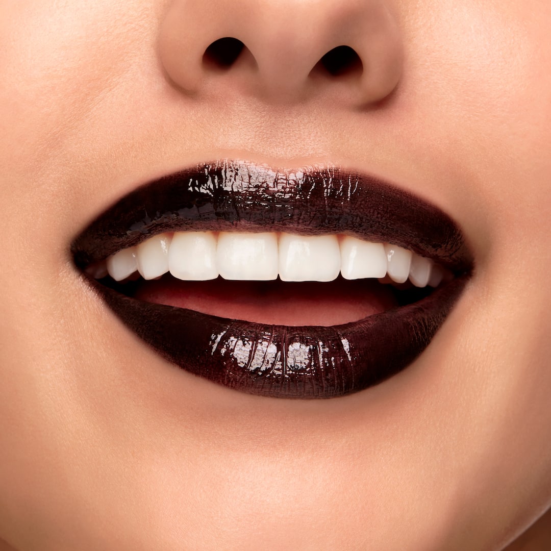 MAC X Stranger Things LIPGLASS IN SKULL ROCK BLACK